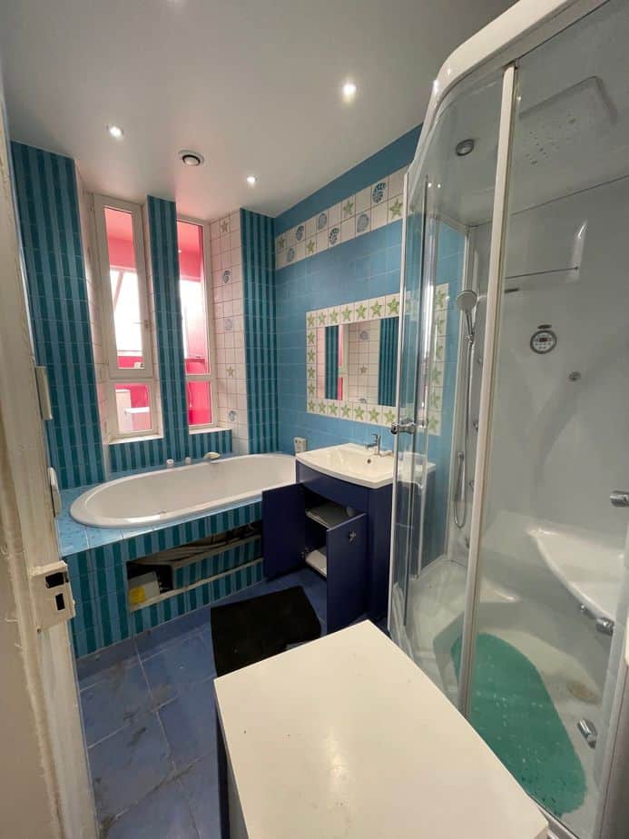 Salle de bain Fubat au design moderne avec finitions soignées