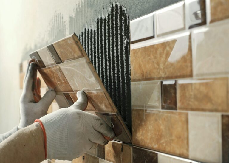 pose de carrelage mural dans une pièce intérieure