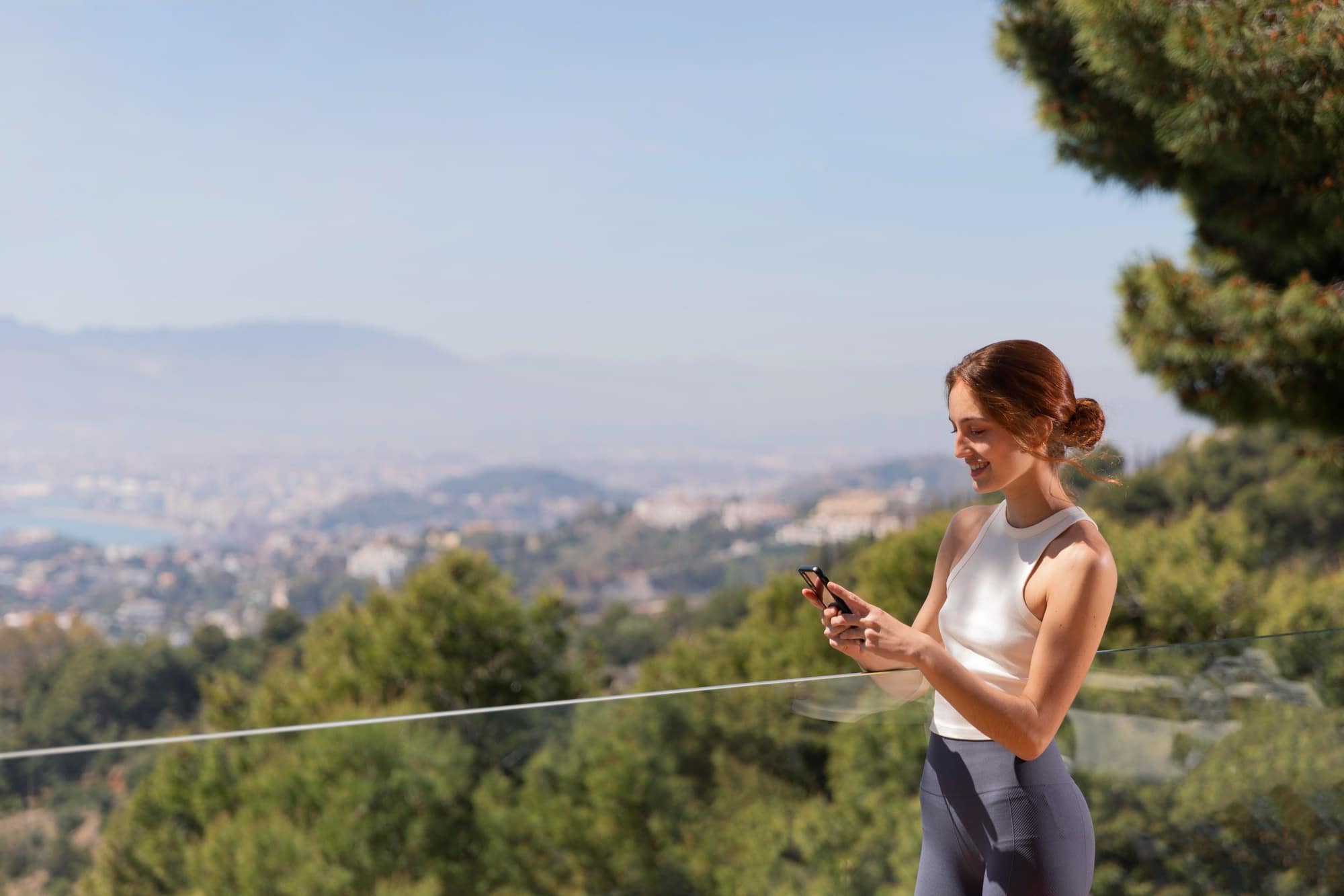 Garde corps en verre offrant une vue continue et dégagée sur les montagnes