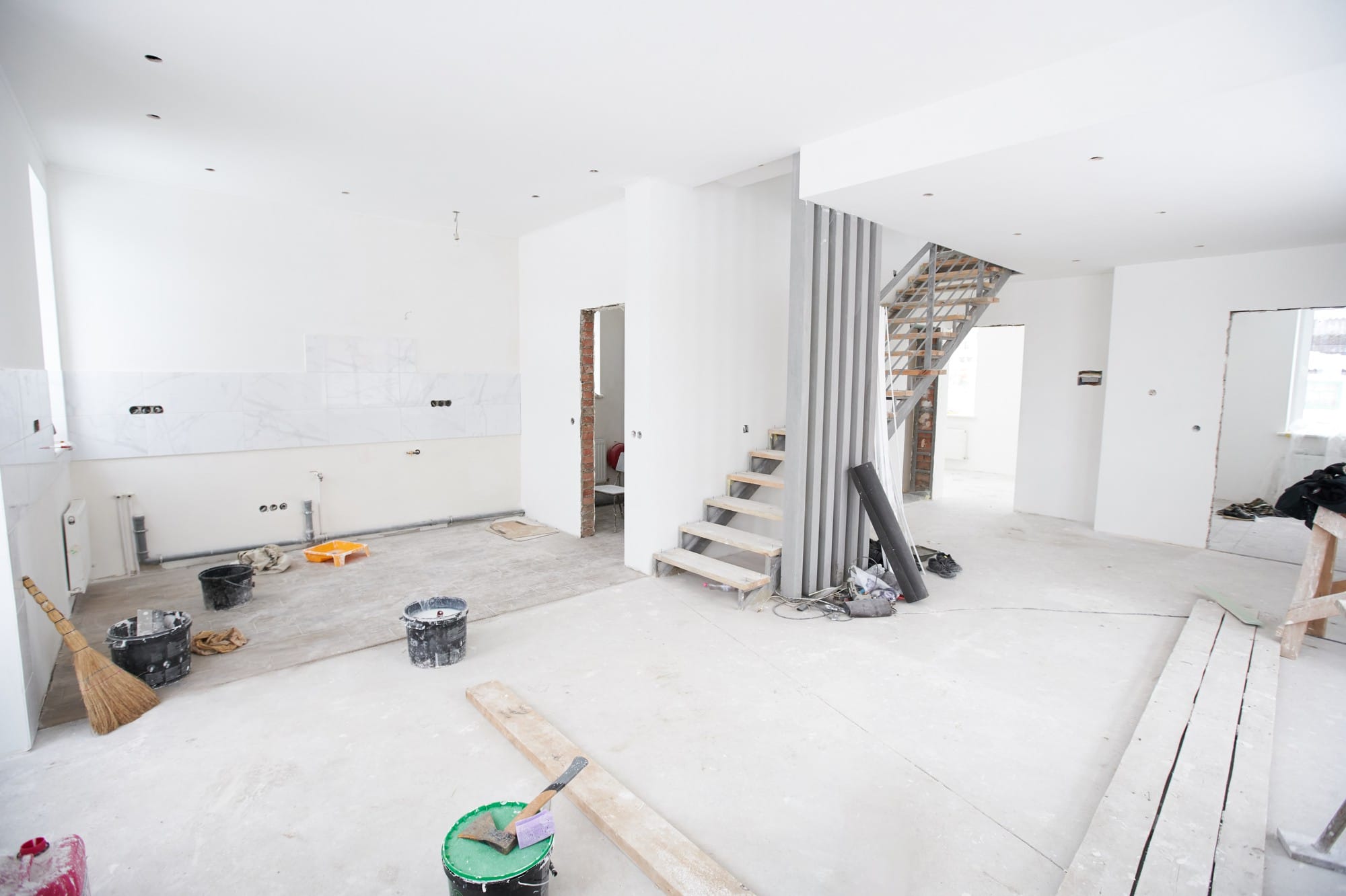 Rénovation intérieure d’une maison mettant en valeur des espaces modernisés et harmonieux