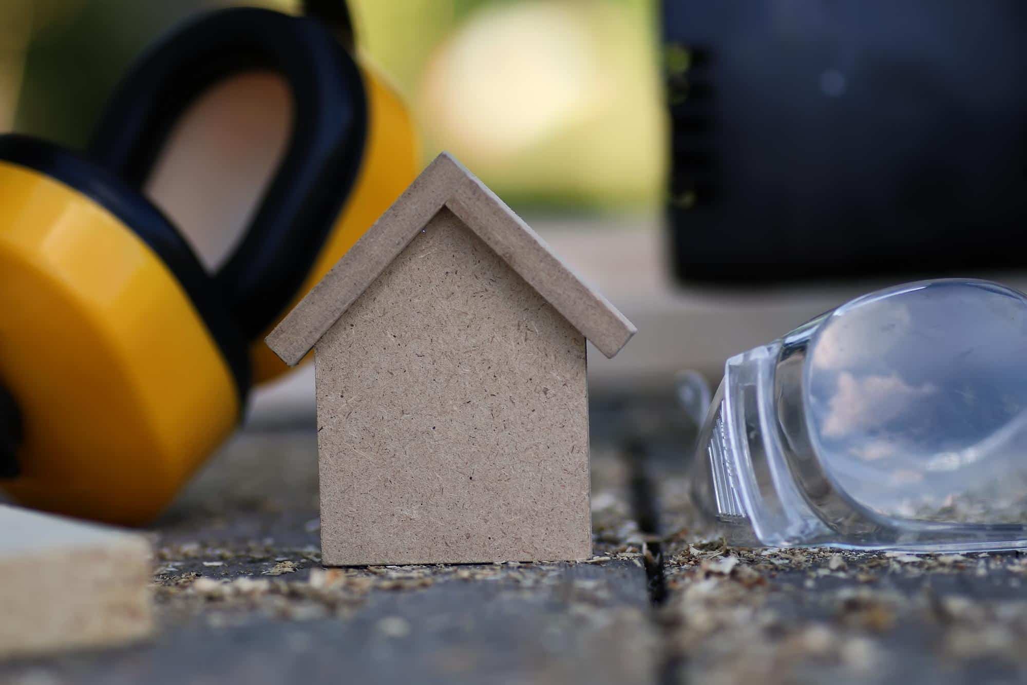 Petite maison en liège posée sur le sol, matériau naturel et écologique.