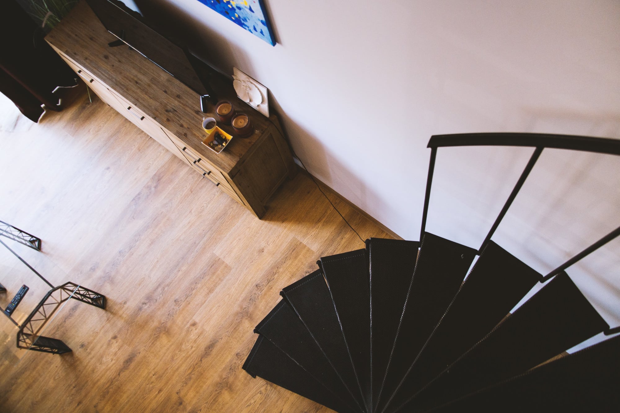 Escalier colimaçon en métal noir au design moderne et industriel.