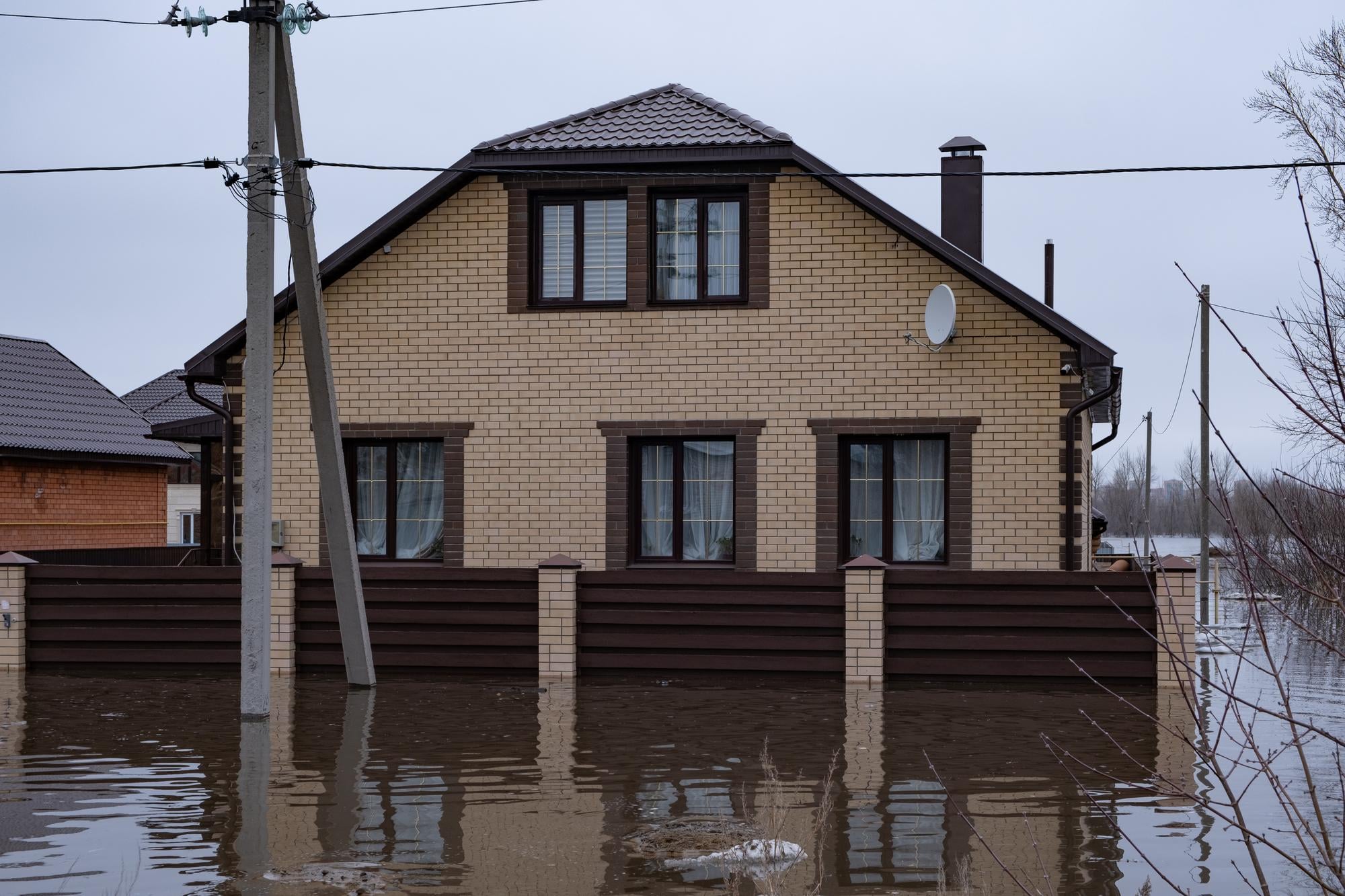 Maison touchée par une inondation avec montée des eaux autour de l’habitation.