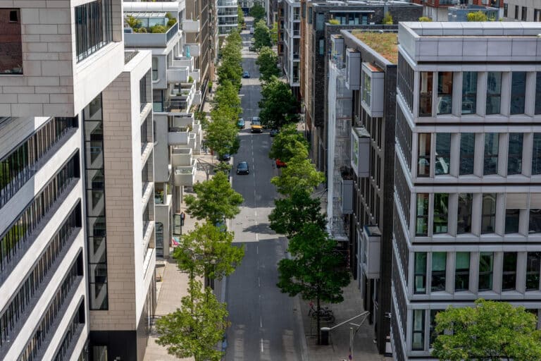 Blocs d’immeubles d’habitation et commerciaux en milieu urbain.
