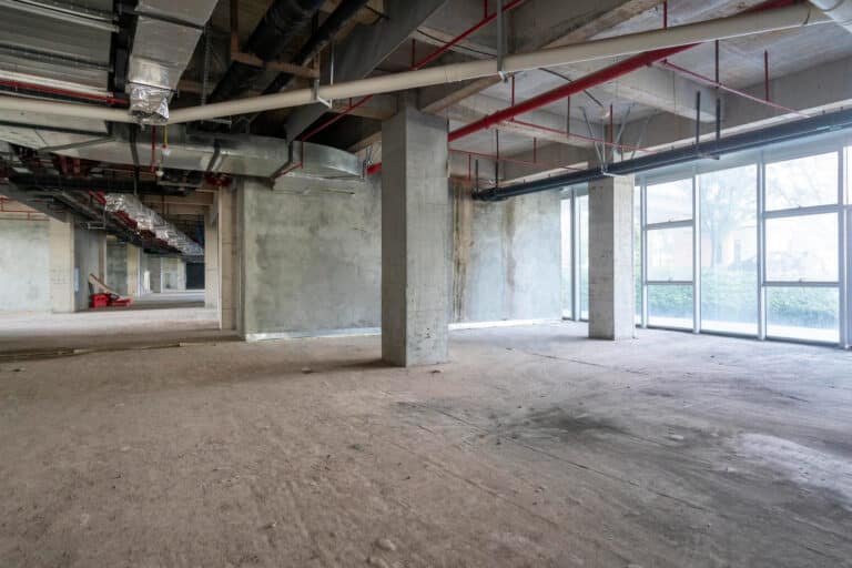 Construction nue nécessitant des travaux de réhabilitation et d’aménagement.
