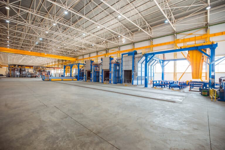 Intérieur d'un bâtiment industriel avec une dalle en béton au sol